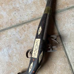 Pistolet ancien &agrave; silex d&eacute;cor&eacute;