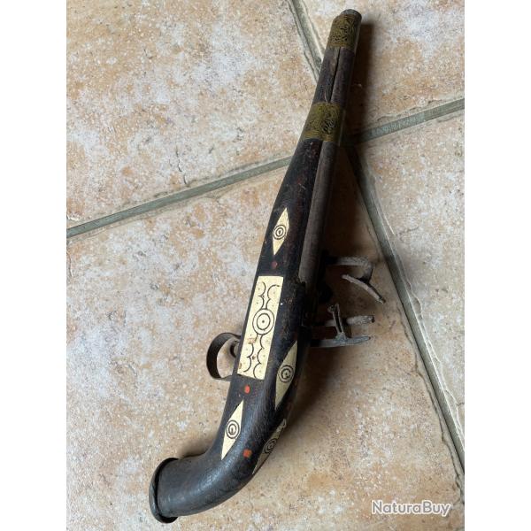 Pistolet ancien � silex d�cor�