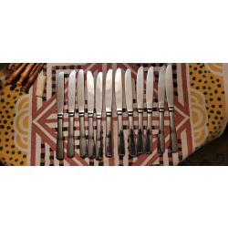 LOT DE 12 COUTEAUX DE TABLE MONOBLOC CRANT&Eacute;S EN INOX