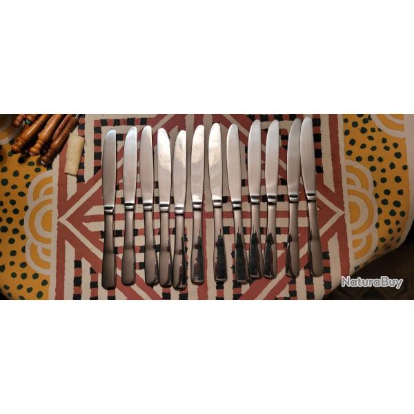 LOT DE 12 COUTEAUX DE TABLE MONOBLOC CRANT�S EN INOX