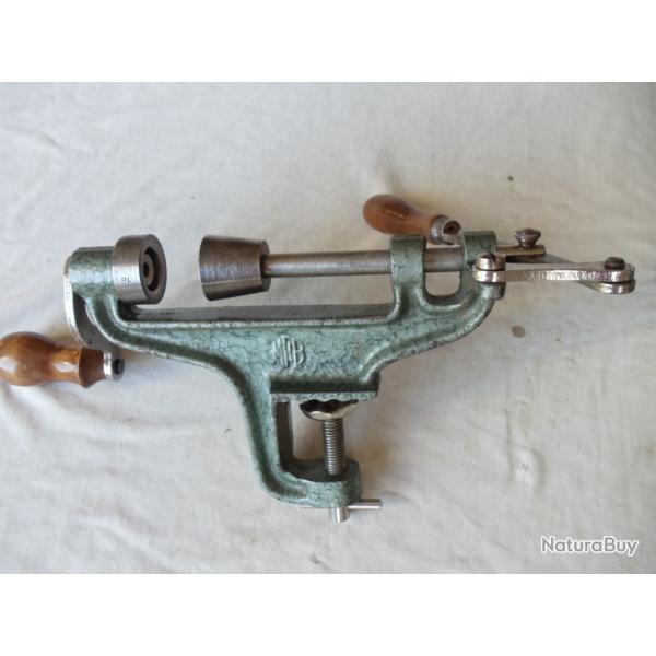 Important Sertisseur M.F.B en fonte en tr�s bon �tat.