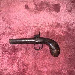 Beau pistolet double canon ray&eacute;s &agrave; percussion.