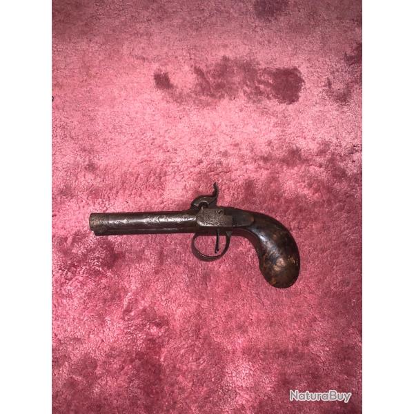 Beau pistolet double canon ray�s � percussion.