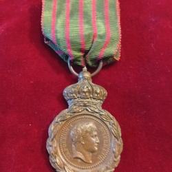 Tr&egrave;s jolie m&eacute;daille de Sainte H&eacute;l&egrave;ne Bronze dor&eacute; avec ruban