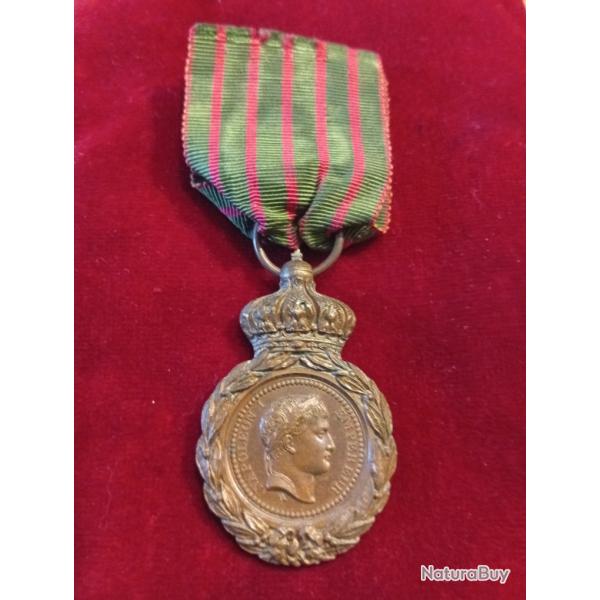 Tr�s jolie m�daille de Sainte H�l�ne Bronze dor� avec ruban