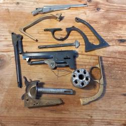 Assortiment de pi&egrave;ces d&eacute;tach&eacute;es de r&eacute;volvers &agrave; poudre noire cat D