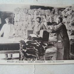 CPA AVEYRON MILLAU GANT FOURRURES