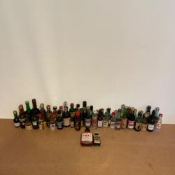 Important lot de 50 mignonnettes d'alcool