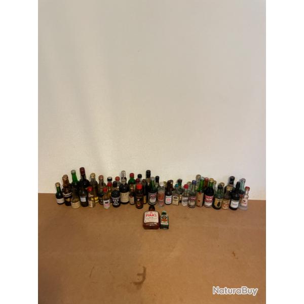 Important lot de 50 mignonnettes d'alcool