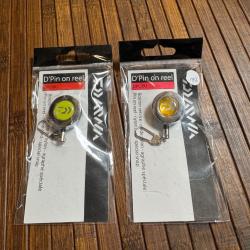 LOT P&Ecirc;CHE 2 DAIWA PIN-ON REEL RETRACTOR ORANGE ET GREEN
