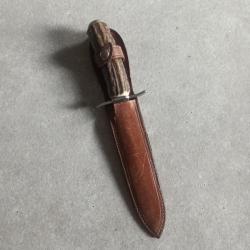 Poignard ou dague artisanale de v&eacute;nerie dans son &eacute;tui en cuir, poign&eacute;e en bois de cervid&eacute; lame inox