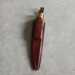 Couteau &agrave; ouverture assist&eacute;e, grande lame sans marquage, poign&eacute;e bois et &eacute;tui cuir ab&icirc;m&eacute; sur un c&ocirc;t&eacute;