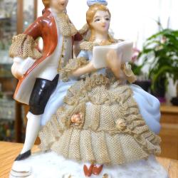 MAGNIFIQUE COUPLE DE LISEURS, EN PORCELAINE JE PENSE - SUR SOCLE - NON ESTAMPILLEE - Epo -1960//65 -