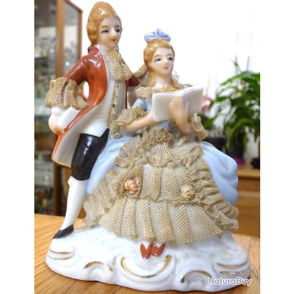 MAGNIFIQUE COUPLE DE LISEURS, EN PORCELAINE JE PENSE - SUR SOCLE - NON ESTAMPILLEE - Epo -1960//65 -