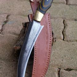 Couteau de Chasse Damas Lame Faucille 256 Couches Manche Micarta/Laiton Fabric Artisanale Etui Cuir