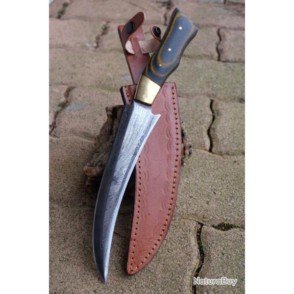 Couteau de Chasse Damas Lame Faucille 256 Couches Manche Micarta/Laiton Fabric Artisanale Etui Cuir