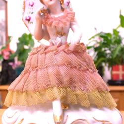 JOLIE DAME DE LA COUR EN PORCELAINE EMAILLEE POUR COLLECTION OBJETS DIVERS - A PLACER SOUS VITRINE