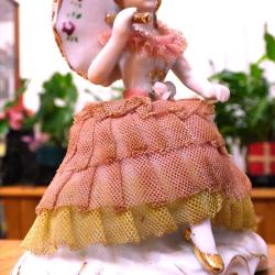 JOLIE DAME DE LA COUR EN PORCELAINE EMAILLEE POUR COLLECTION OBJETS DIVERS - A PLACER SOUS VITRINE