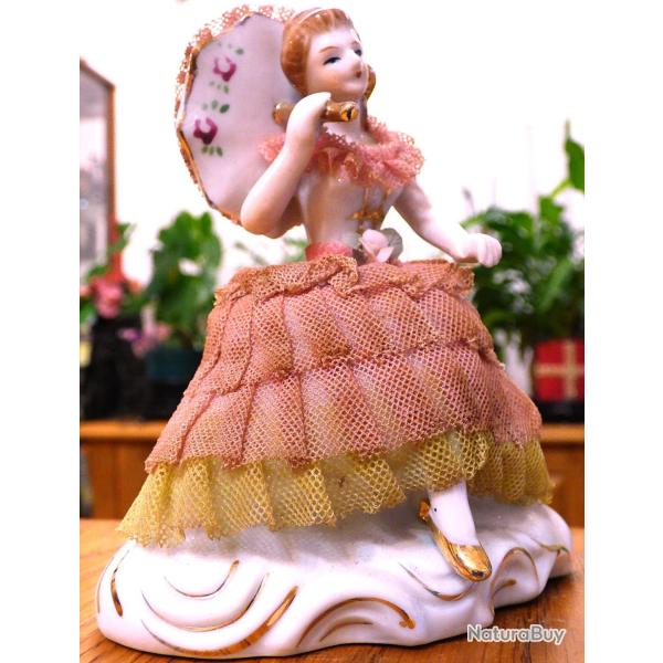 JOLIE DAME DE LA COUR EN PORCELAINE EMAILLEE POUR COLLECTION OBJETS DIVERS - A PLACER SOUS VITRINE