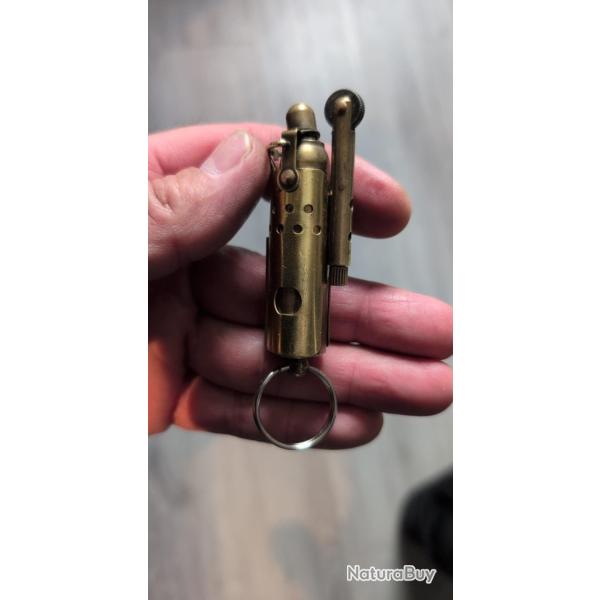 briquet temp�te en laiton fonctionnel