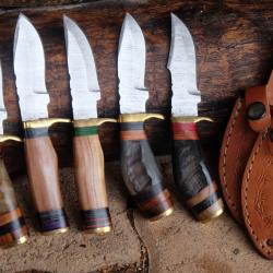 LOT DE 5 Couteau Skinner Damas Lame 256 Couches Manche Bois Corne de B&eacute;lier Fab Artisanale Etui Cuir