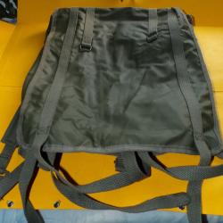 MUSETTE MILITAIRE F1 DE L'ARMEE FRANCAISE , SANGLE POUR LE PORT EN SAC A DOS  ,   ETAT NEUF VOIR PHO