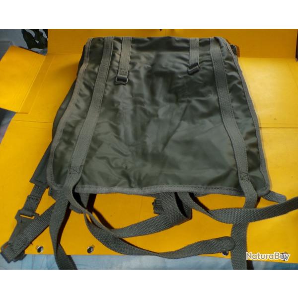 MUSETTE MILITAIRE F1 DE L'ARMEE FRANCAISE , SANGLE POUR LE PORT EN SAC A DOS  ,   ETAT NEUF VOIR PHO