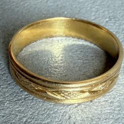 Bel anneau or jaune massif 18 carats - motifs - bague -taille 63