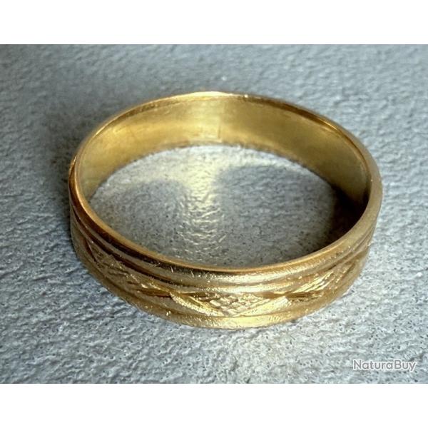 Bel anneau or jaune massif 18 carats - motifs - bague -taille 63