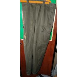 PANTALON DE TREILLIS  MILITAIRE DE COULEUR KAKI , ARMEE ETRANGERE  ,TAILLE MILITAIRE 84 SOIT TAILLE