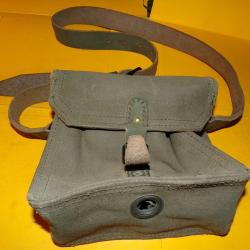 SACOCHE PORTES CHARGEURS DE FM 24/29 DE L'ARMEE FRANCAISE , AVEC SA SANGLE EN CUIR POUR LE TRANSPORT