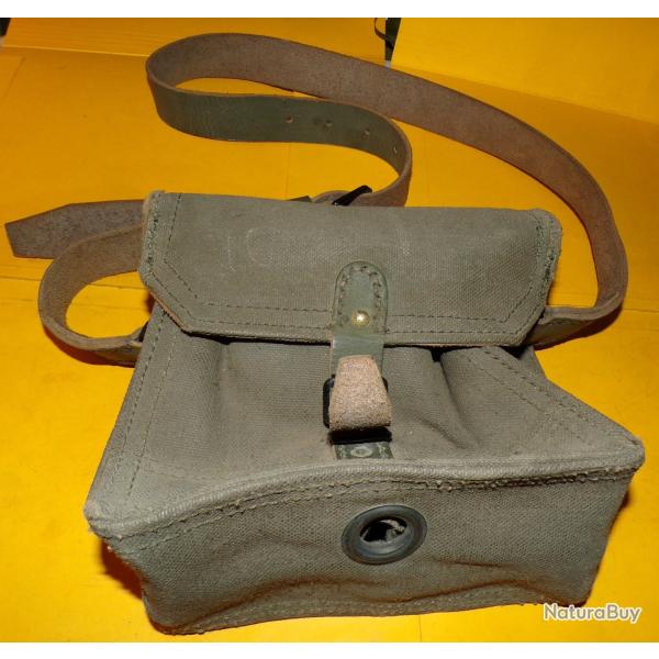 SACOCHE PORTES CHARGEURS DE FM 24/29 DE L'ARMEE FRANCAISE , AVEC SA SANGLE EN CUIR POUR LE TRANSPORT