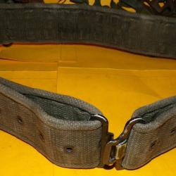 CEINTURON EN TISSU KAKI DE L'ARMEE ANGLAISE ( a confirmer ) LONGUEUR TOTALE 110 CM  ,  VENDU EN ETA