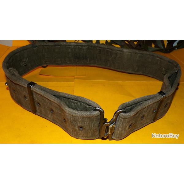 CEINTURON EN TISSU KAKI DE L'ARMEE ANGLAISE ( a confirmer ) LONGUEUR TOTALE 110 CM  ,  VENDU EN ETA