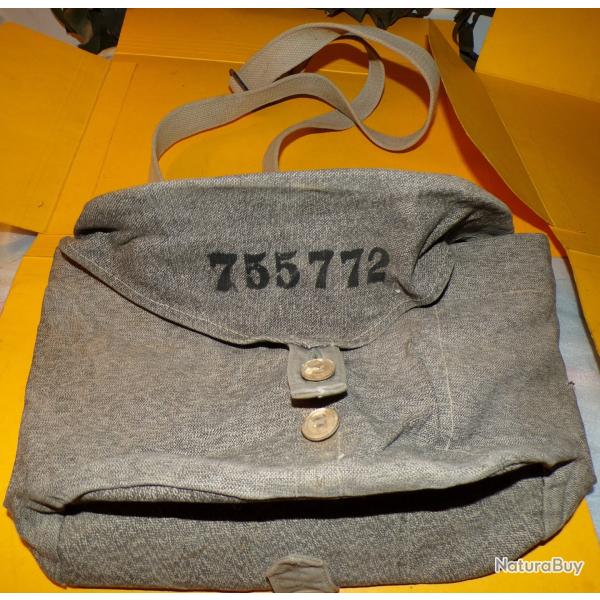 ARMEE SUISSE : POCHETTE ABIMEE EN TISSU  POUR MAG ,  ETAT MOYEN VOIR PHOTOS . POUR TOUT RENSEIGNEMEN