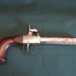 Pistolet &agrave; coffre crosse &agrave; fils d'argent (A597)