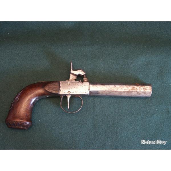 Pistolet � coffre crosse � fils d'argent (A597)
