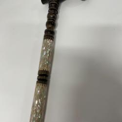 Canne de marche incrust&eacute;e de nacre, origine Bahrein