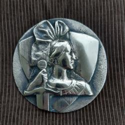 Grosse m&eacute;daille guerri&egrave;re avec glaive