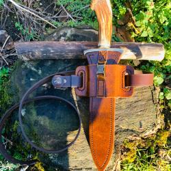 dague de chasse d'artisan / fourreau / porte fourreau / + ceinturon cuir &eacute;cusson sanglier