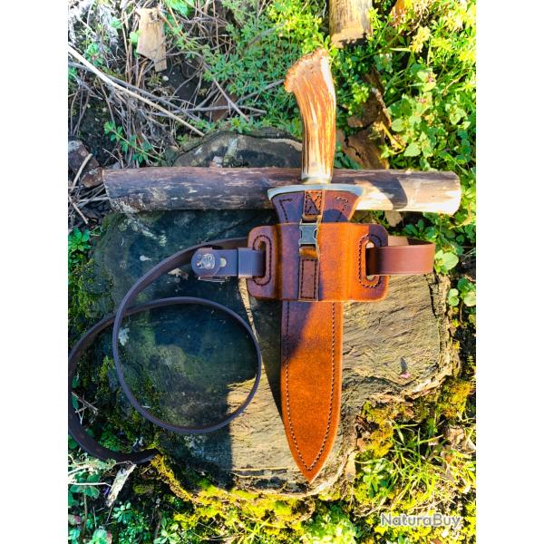 dague de chasse d'artisan / fourreau / porte fourreau / + ceinturon cuir �cusson sanglier