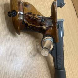 Pistolet olympique unique mod&egrave;le DES-69 cal22 lr VENDU AVEC DEUX CHARGEURS.