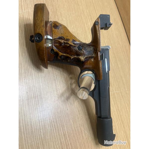 Pistolet olympique unique mod�le DES-69 cal22 lr VENDU AVEC DEUX CHARGEURS.