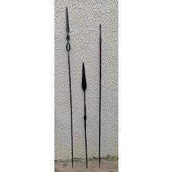 LOT DE TROIS ANCIENNES LANCES AFRICAINES DU XIX&deg; SIECLE, 1 NGBANDI, 2 TUTSI