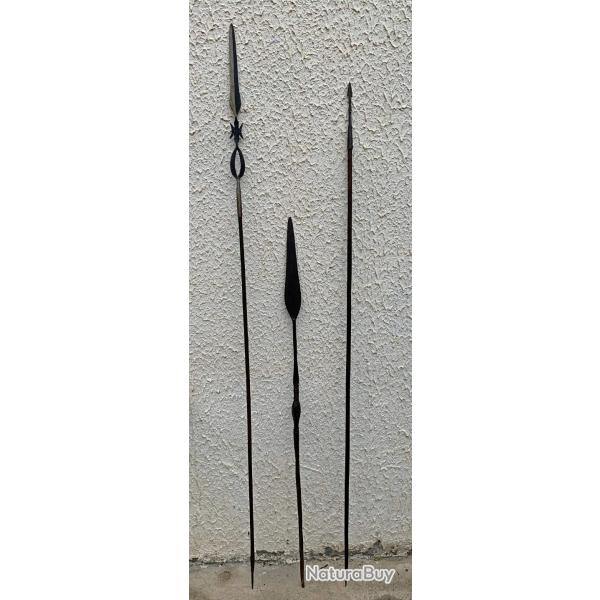 LOT DE TROIS ANCIENNES LANCES AFRICAINES DU XIX� SIECLE, 1 NGBANDI, 2 TUTSI