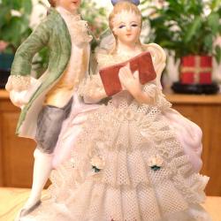 JOLI COUPLE EN PORCELAINE POUR COLLECTION OBJETS DIVERS ET DECORATION MAISON - A PLACER SOUS VITRINE