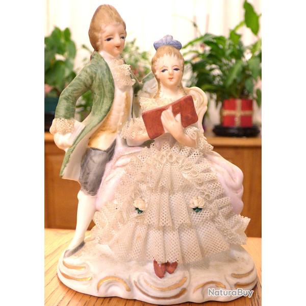 JOLI COUPLE EN PORCELAINE POUR COLLECTION OBJETS DIVERS ET DECORATION MAISON - A PLACER SOUS VITRINE
