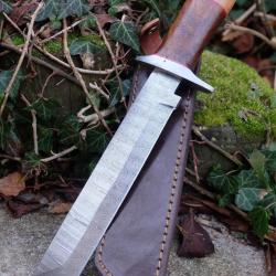 Puukko XXL Couteau Damas Lame 256 Couches Tanto Manche Bois Fabrication Artisanale Etui Cuir 001