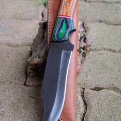 Couteau de Chasse Survie Buschraft Lame Clip Point Acier Carbone 1055 Manche Bois Etui Cuir ArtisanA