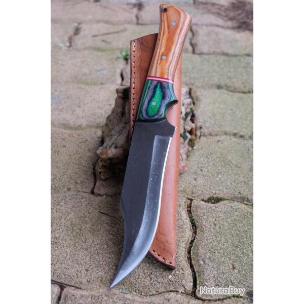 Couteau de Chasse Survie Buschraft Lame Clip Point Acier Carbone 1055 Manche Bois Etui Cuir ArtisanA